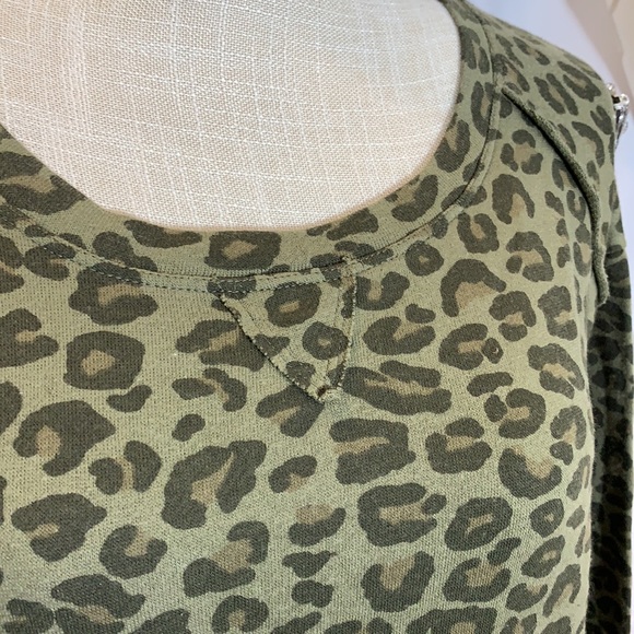 🦋 3 for $30! Like new! Leopard Sweatshirt with Jeweled Shoulders Rue 21 - Picture 2 of 11